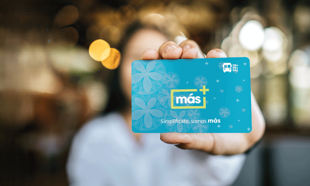 Persona mostrando su tarjeta Más durante un recorrido cotidiano